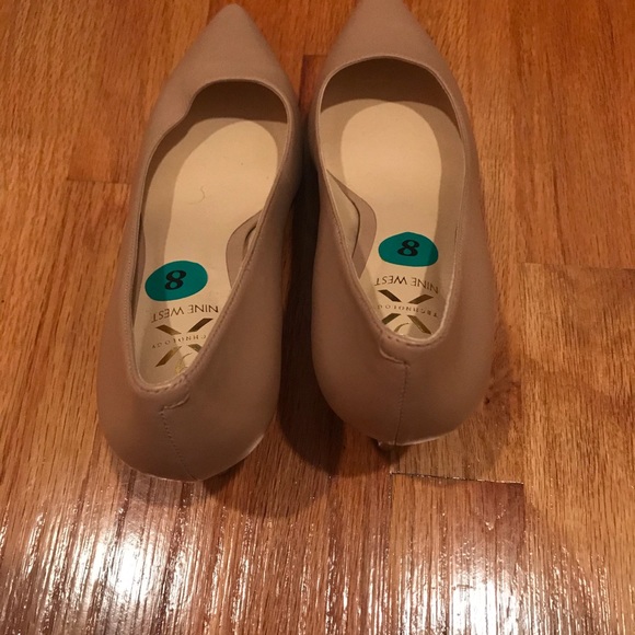Nude Pumps, size 8. - Picture 3 of 3